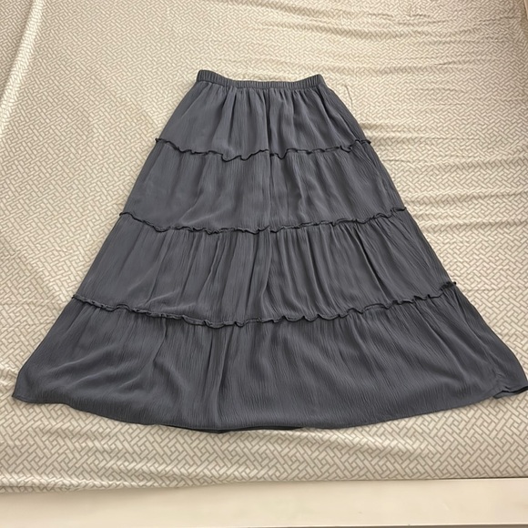 Hollister Ultra High Rise Tiered Crinkle Maxi Skirt (S) - Picture 4 of 10